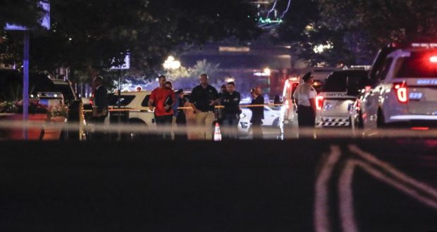 Autoridades trabajando en el lugar de un tiroteo masivo, el domingo 4 de agosto de 2019 en Dayton, Ohio. (AP Foto/John Minchillo)