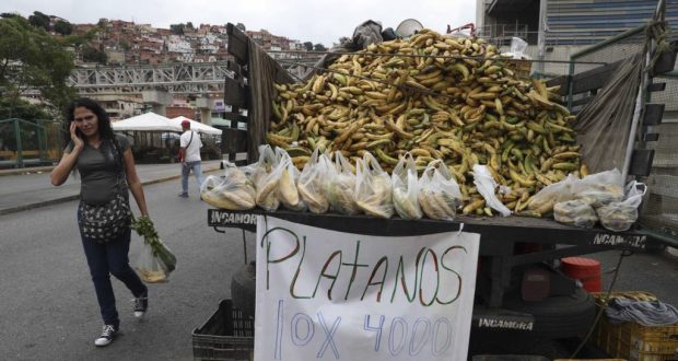 Venezuela atraviesa una severa crisis humanitaria, que incluye la falta de alimentos, medicamentos y otros productos básicos que ha llevado a millones de personas a emigrar.