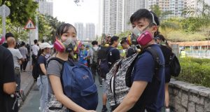 La policía empleó gases lacrimógenos en el distrito de Wong Tai Sin, donde se produjeron choques con los manifestantes durante el fin de semana.