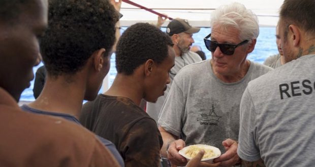 Richard Gere llevó comida y provisiones al buque humanitario. (Foto: Agencias)
