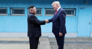 El líder norcoreano, Kim Jong-un, y el presidente estadounidense, Donald Trump, en la zona desmilitarizada entre las dos Coreas el 30 de junio de 2019.