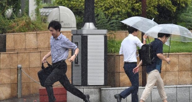 Según las autoridades citadas por la cadena de televisión pública NHK, al menos 21 personas resultaron levemente heridas. La agencia de prensa Jiji señaló por su parte un muerto arrastrado por el oleaje. (Foto: AFP)