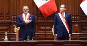 El titular del Congreso, Pedro Olaechea, y el presidente Martín Vizcarra el 28 de julio, día que el mandatario anunció el proyecto de adelanto de elecciones. (Foto: Congreso)