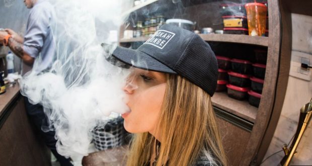 Investigadores examinaron datos de 21 estudios publicados anteriormente con más de 128.000 participantes de entre 10 y 24 años. En general, los jóvenes que usaron cigarrillos electrónicos tenían 3,5 veces más probabilidades de usar marihuana, según el análisis.