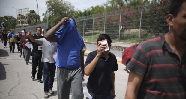 Migrantes regresan a México por el puente Puerta México que cruza el Río Bravo, en Matamoros, México, el 31 de julio de 2019.