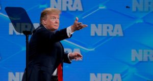 El presidente Donald Trump dijo en Twitter el viernes, 9 de agosto de 2019, que las opiniones del lobby de armas deben ser tenidas en cuenta.