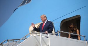 Antes de salir de la Casa Blanca junto a la primera dama, Melania, el presidente Donald Trump buscó calmar los ánimos en sus respuestas a periodistas que lo vieron abordar el Air Force One.