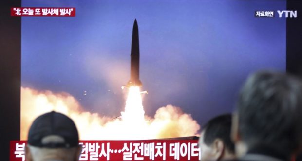 En Seúl, capital de Corea del Sur, personas miran en la televisión imágenes de archivo del lanzamiento de un misil de Corea del Norte, el viernes 2 de agosto de 2019.