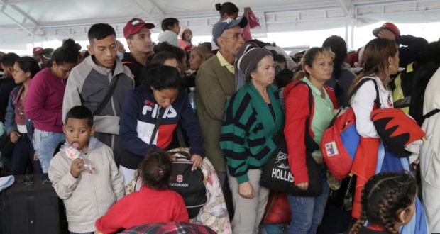Cada vez más venezolanos emigran agobiados por la crisis en todos los órdenes que vive la nación sudamericana.