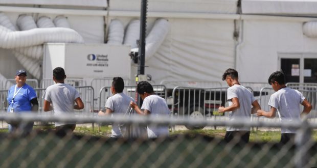 Algunos estados están tratando de mantener un acuerdo judicial de 1997 conocido como el Acuerdo de Flores, que restringe la cantidad de tiempo que se le permite al gobierno detener a un niño inmigrante a 20 días o menos.
