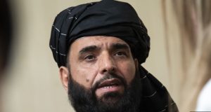 ARCHIVO - Suhail Shaheen, portavoz de la oficina política de los talibanes en Doha, habla a los medios de comunicación en Moscú, Rusia, el 28 de mayo de 2019.