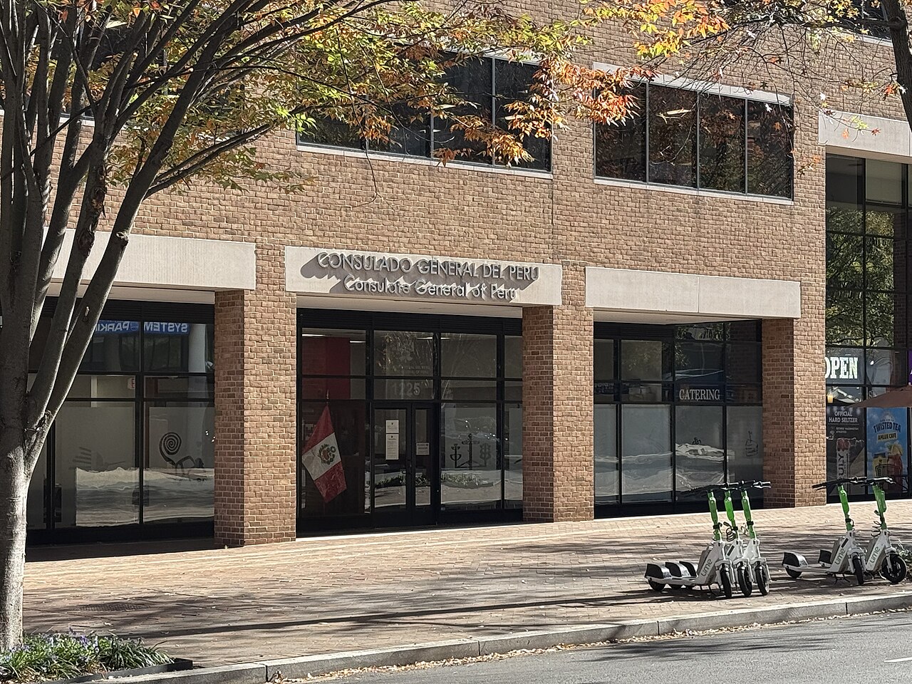 Fachada del Consulado General del Perú en Washington D. C., fotografía de archivo de noviembre de 2024.