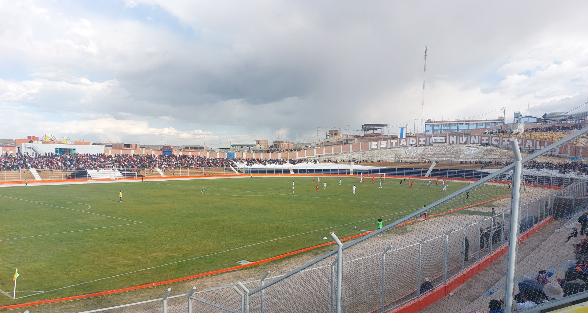 Partido de fútbol en el Estadio Municipal de Espinar durante una Etapa Nacional de Copa Perú