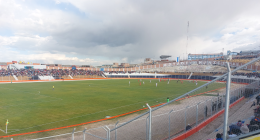 Partido de fútbol en el Estadio Municipal de Espinar durante una Etapa Nacional de Copa Perú