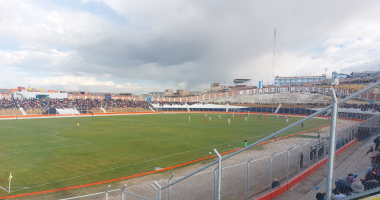 Partido de fútbol en el Estadio Municipal de Espinar durante una Etapa Nacional de Copa Perú