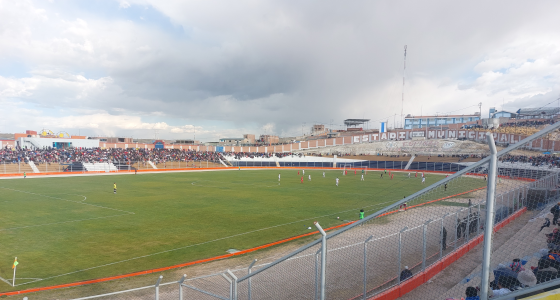 Partido de fútbol en el Estadio Municipal de Espinar durante una Etapa Nacional de Copa Perú