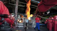 Imagen referencial de fabricación de vidrio fundido en una planta industrial