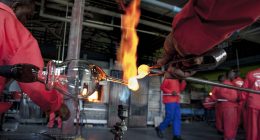 Imagen referencial de fabricación de vidrio fundido en una planta industrial