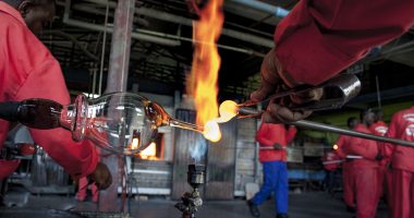Imagen referencial de fabricación de vidrio fundido en una planta industrial