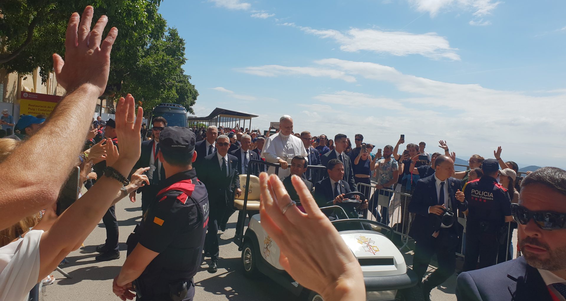 Papa León XIV saludando a fieles durante una visita apostólica