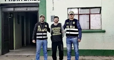 Pierre Panduro Verástegui, alias El Italiano, bajo custodia de agentes de la Policía Nacional del Perú.