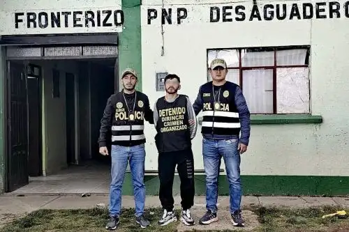 Pierre Panduro Verástegui, alias El Italiano, bajo custodia de agentes de la Policía Nacional del Perú.