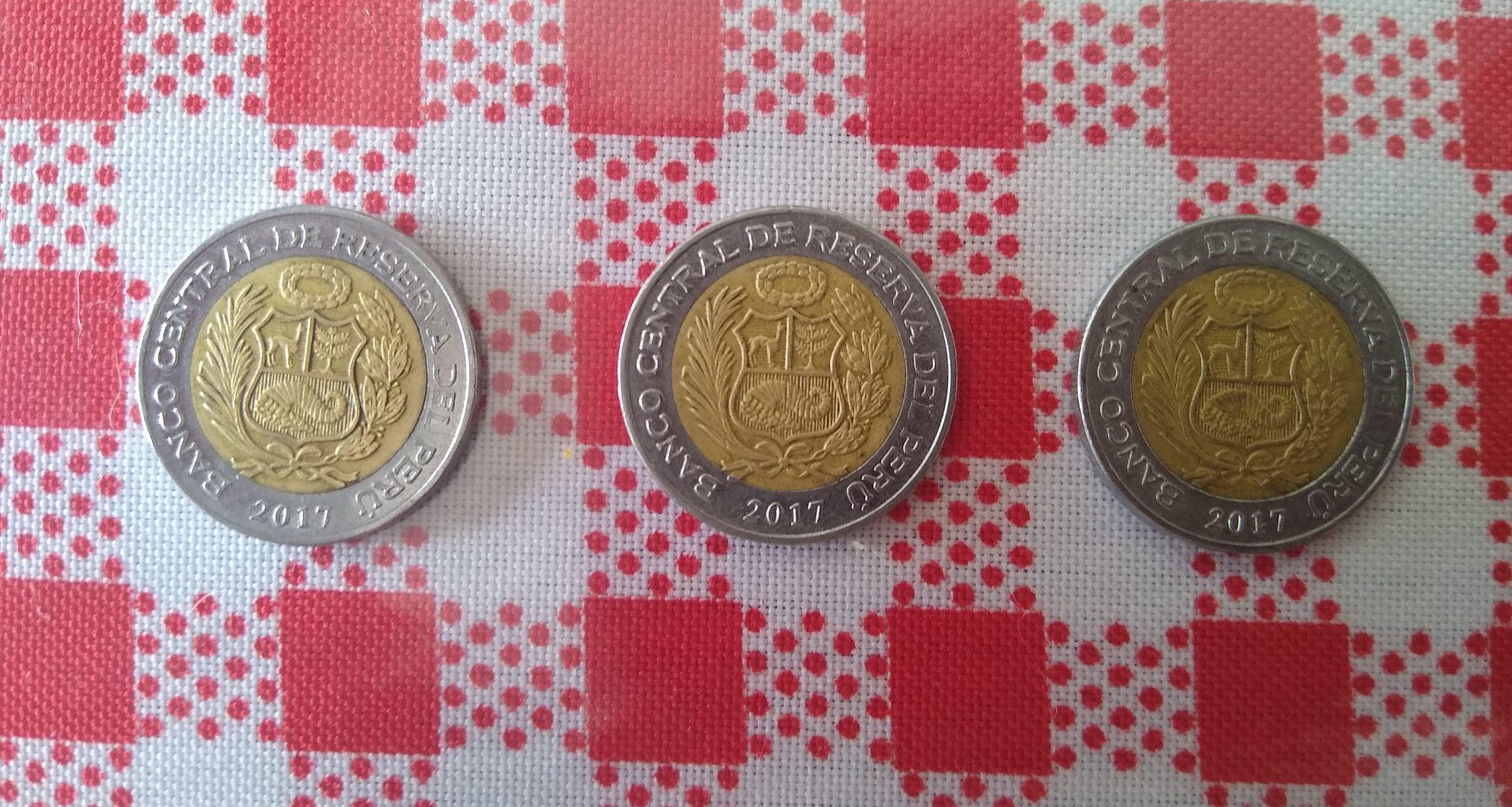 Monedas peruanas de dos soles, fotografía de archivo de 2023.