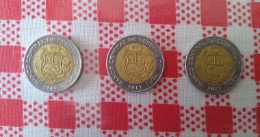 Monedas peruanas de dos soles, fotografía de archivo de 2023.