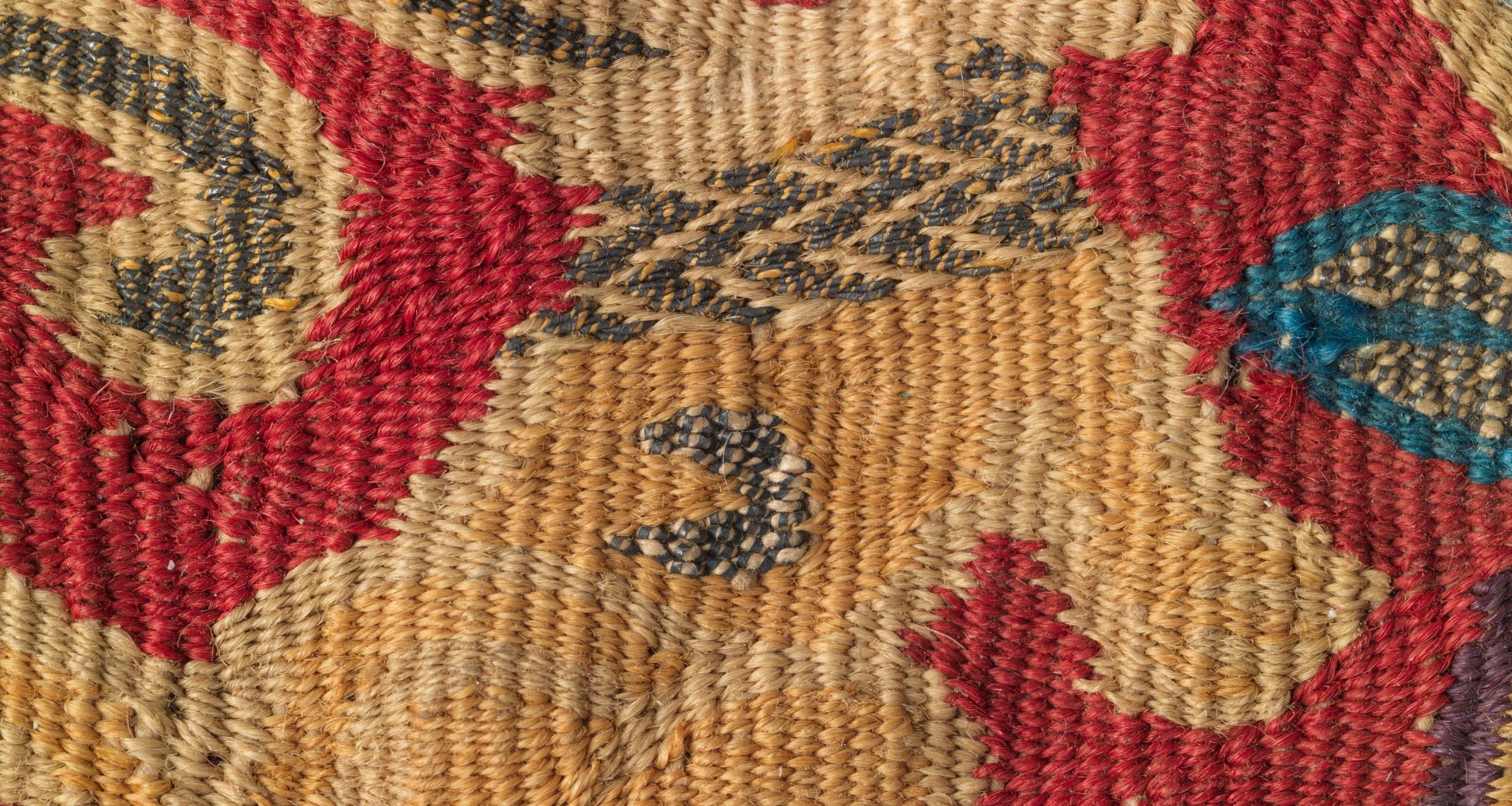 Textil peruano utilizado como imagen editorial para una actividad cultural en Manchester, Connecticut