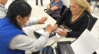 Trámite de DNI en el extranjero, en una fotografía de archivo difundida por Reniec en 2025.
