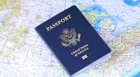 Pasaporte de Estados Unidos sobre un mapa, imagen ilustrativa sobre procesos migratorios.