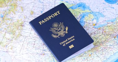 Pasaporte de Estados Unidos sobre un mapa, imagen ilustrativa sobre procesos migratorios.