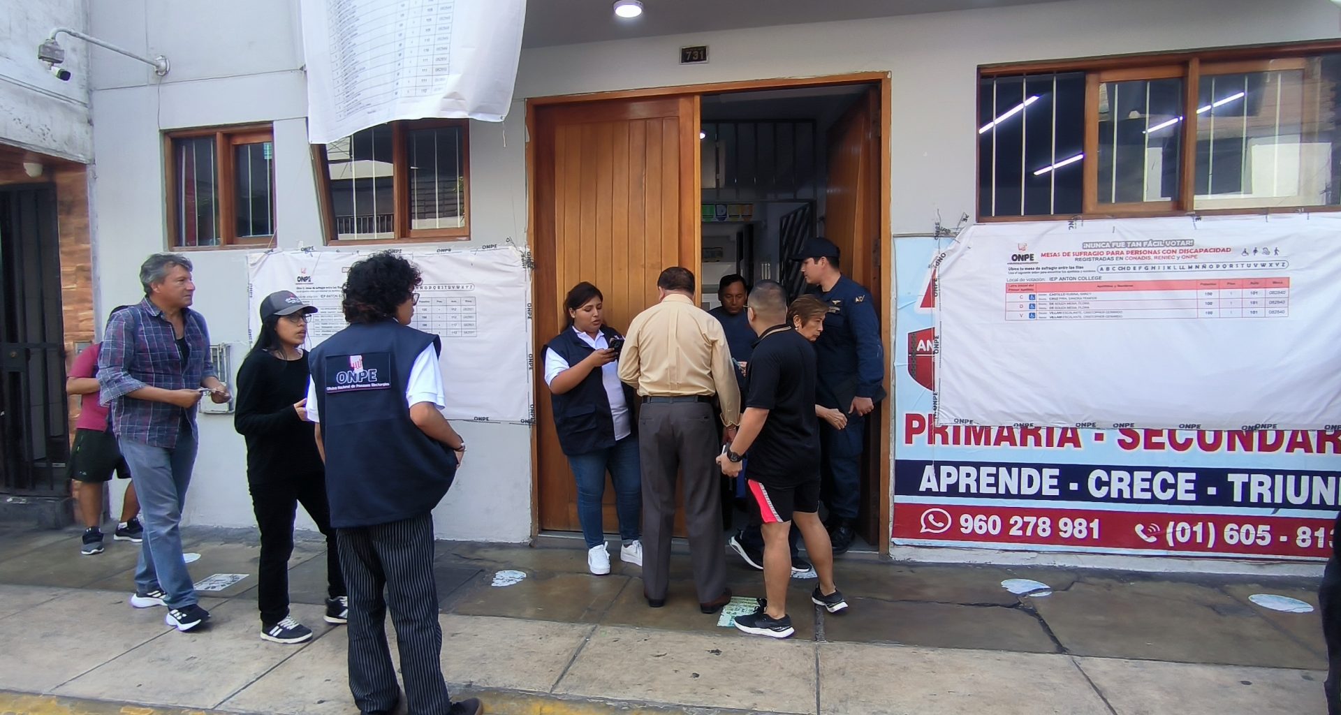 Funcionarios de la ONPE orientan a ciudadanos en un centro de votación en el Callao