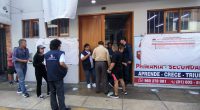 Funcionarios de la ONPE orientan a ciudadanos en un centro de votación en el Callao