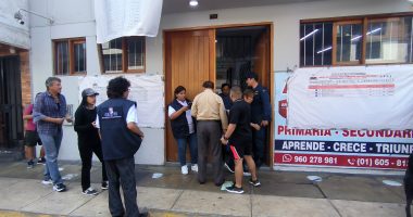 Funcionarios de la ONPE orientan a ciudadanos en un centro de votación en el Callao